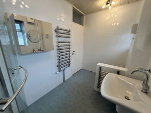 Photo 25- click for photo gallery